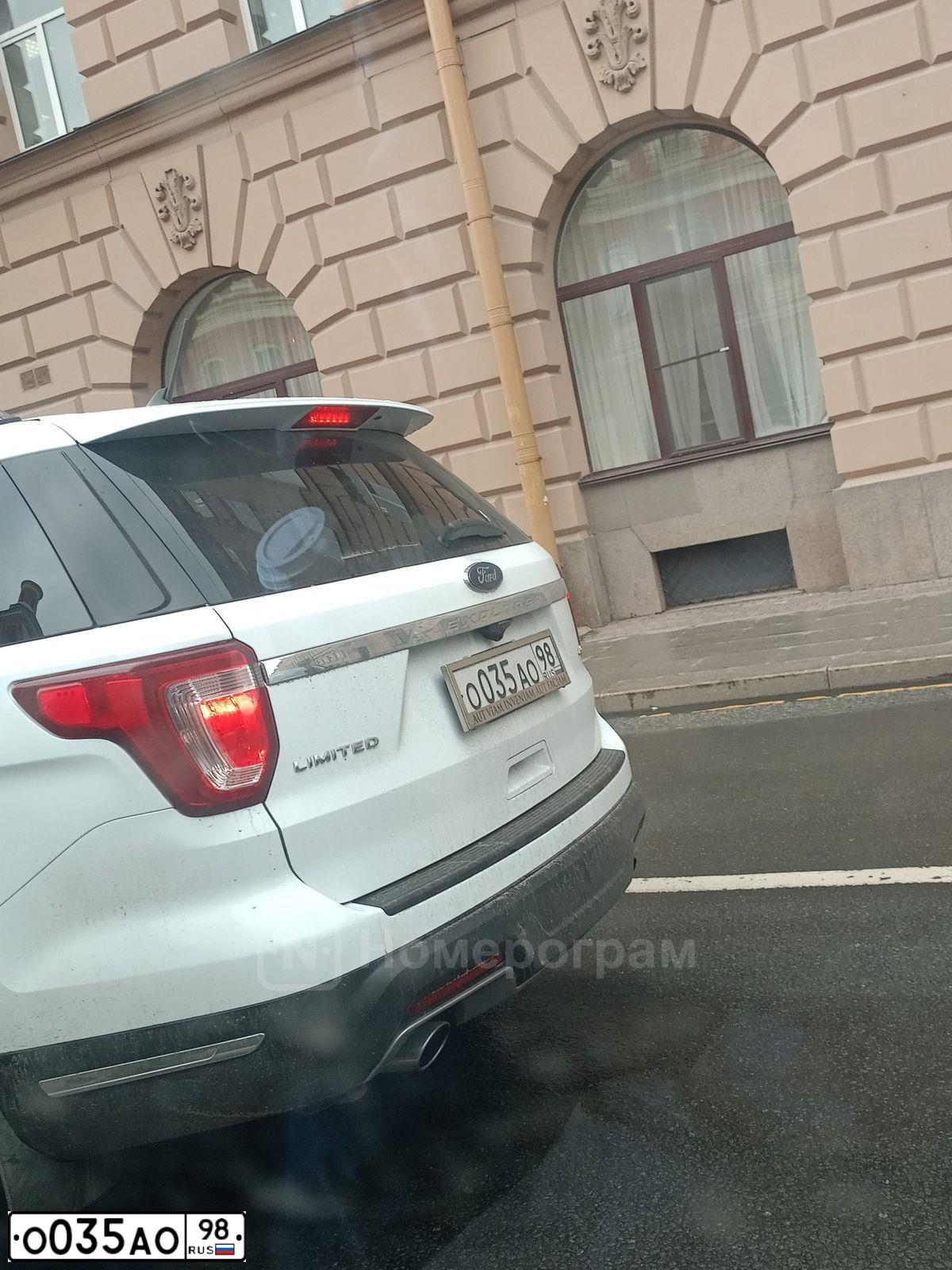Фото автомобиля JEEP GRAND CHEROKEE, 2011 — госномер О035АО98. Цвет: Серебристый