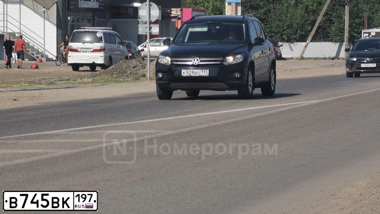 Фото автомобиля PEUGEOT 207, 2009 — госномер Е217ВВ181. Цвет: Белый
