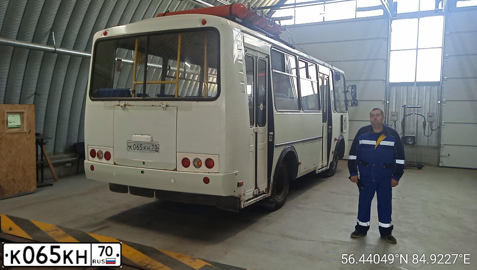 Фото автомобиля PAZ 3205, 2014 — госномер К065КН70. Цвет: БЕЛЫЙ