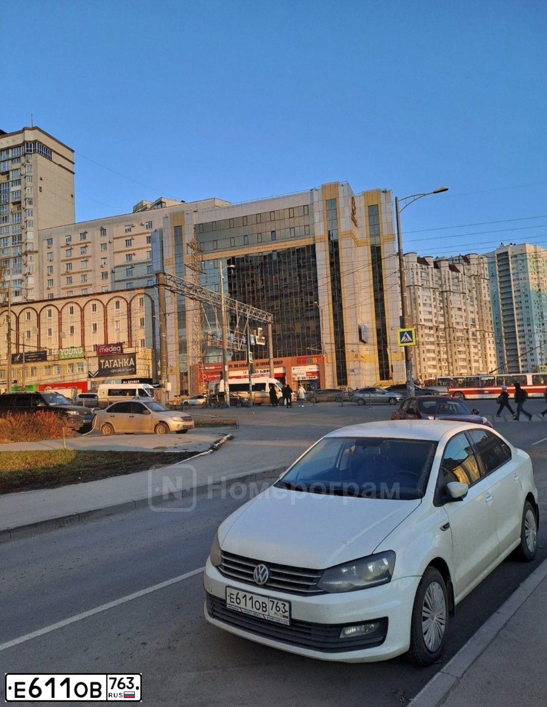Фото автомобиля VOLKSWAGEN POLO, 2016 — госномер Е611ОВ763. Цвет: Белый