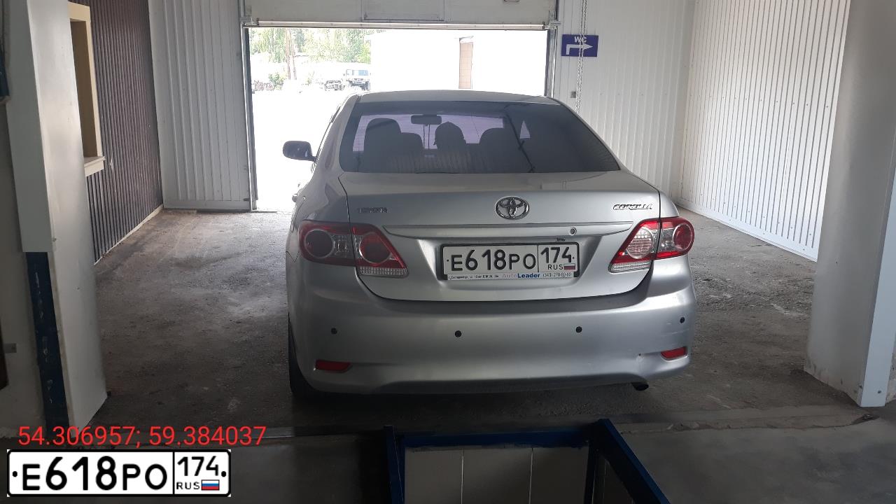 Фото автомобиля TOYOTA COROLLA, 2010 — госномер Е618РО174. Цвет: Серебристый