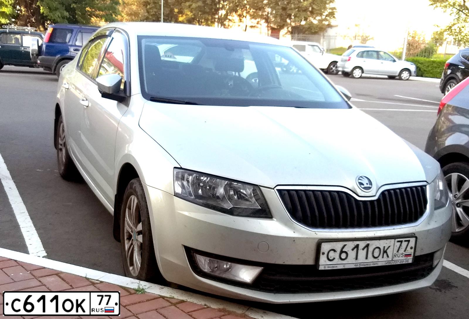Фото автомобиля SKODA OCTAVIA, 2013 — госномер А233ВУ790. Цвет: Серебристо-Желтый