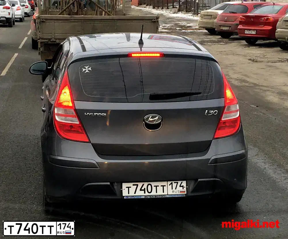 Фото автомобиля HYUNDAI I30, 2010 — госномер Т740ТТ174. Цвет: СЕРЫЙ