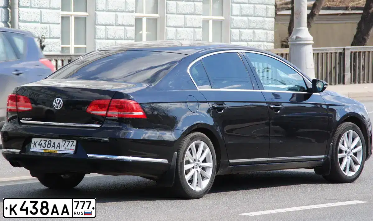 Фото автомобиля VOLKSWAGEN PASSAT, 2013 — госномер У334УР799. Цвет: ЧЕРНЫЙ