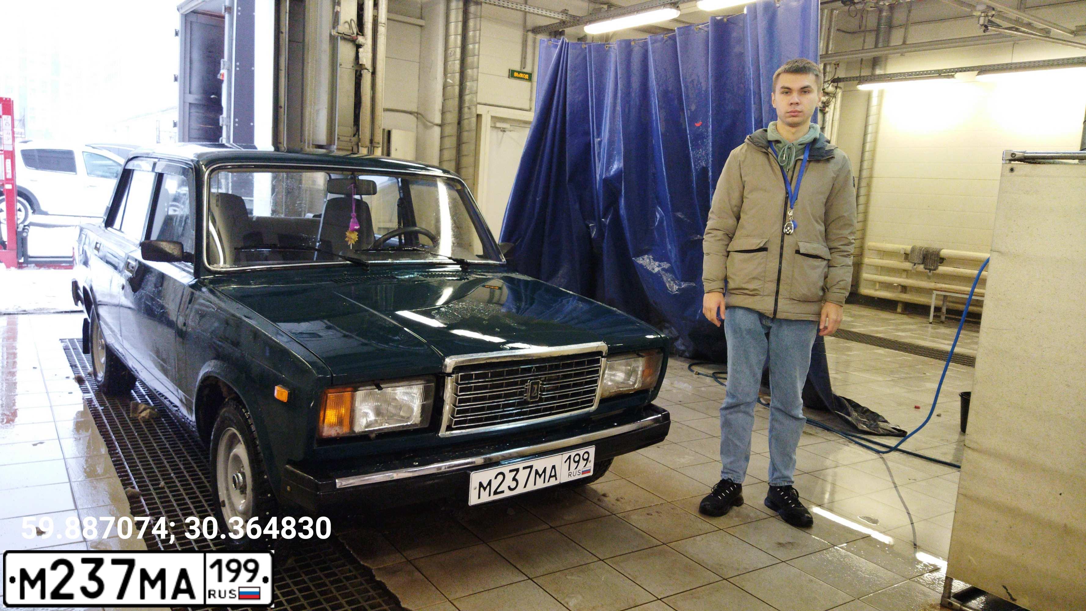 Фото автомобиля LADA 2107 LADA, 2008 — госномер М237МА199. Цвет: Темно-зеленый