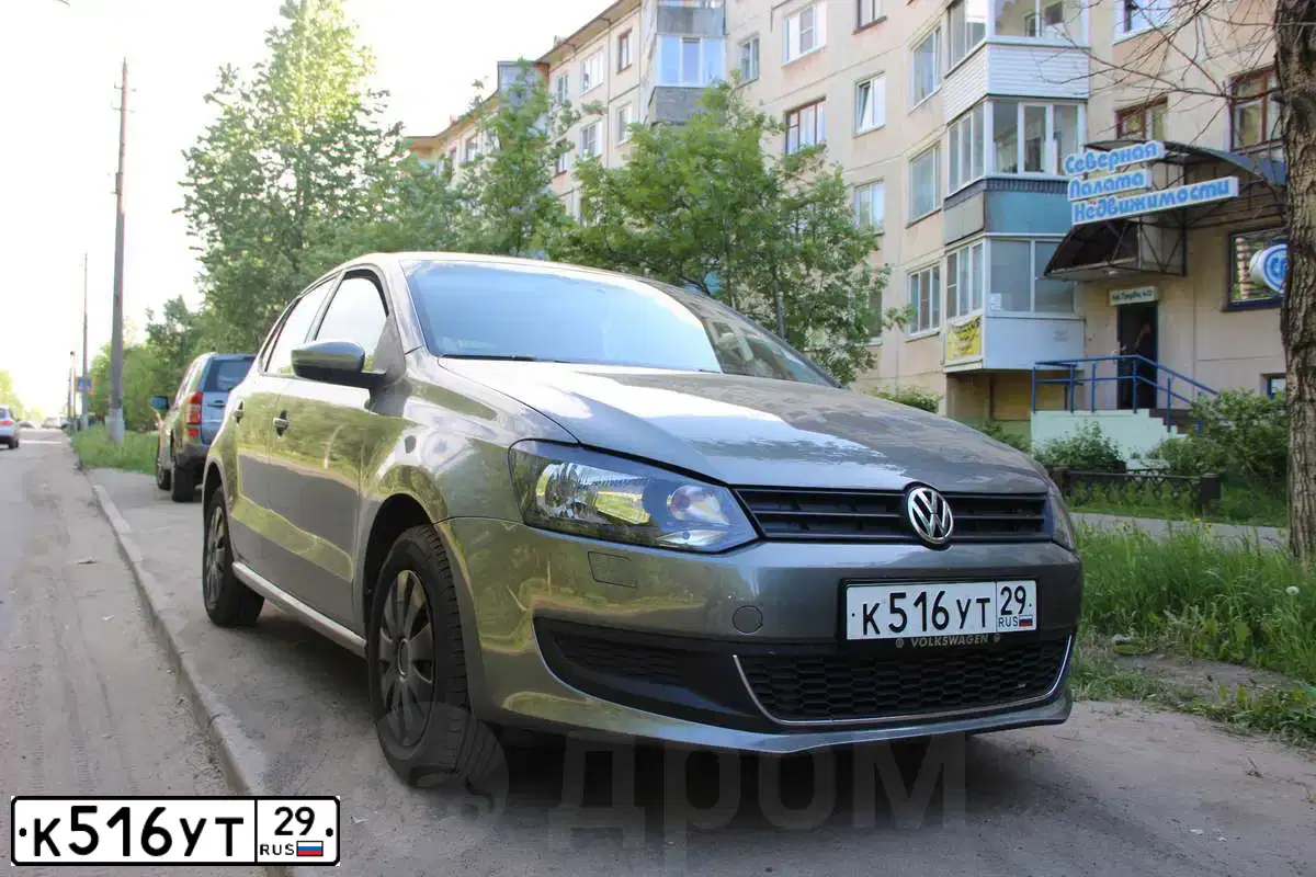 Фото автомобиля VOLKSWAGEN POLO, 2010 — госномер К516УТ29. Цвет: ТЕМНО-СЕРЫЙ
