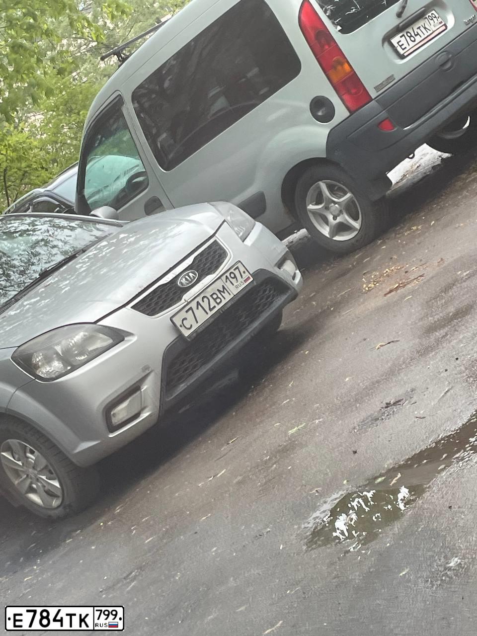 Фото автомобиля RENAULT KANGOO, 2005 — госномер Е784ТК799. Цвет: СВЕТЛО-СЕРЫЙ