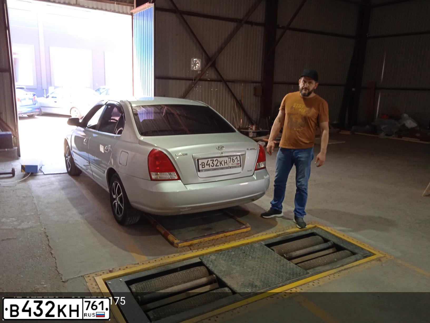 Фото автомобиля HYUNDAI ELANTRA, 2001 — госномер С100СС61. Цвет: СЕРБРИСТЫЙ