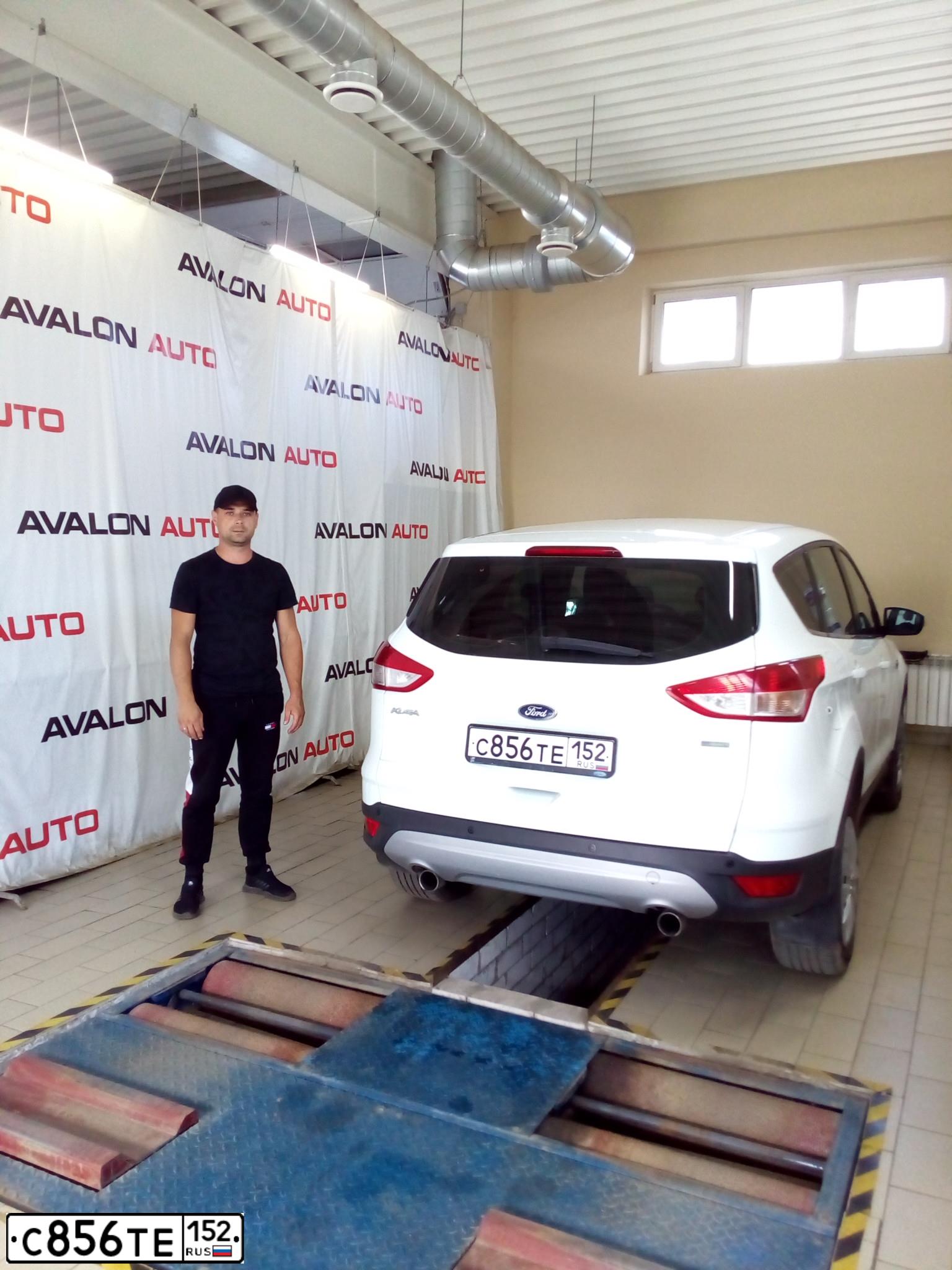 Фото автомобиля FORD KUGA, 2014 — госномер С856ТЕ152. Цвет: Белый