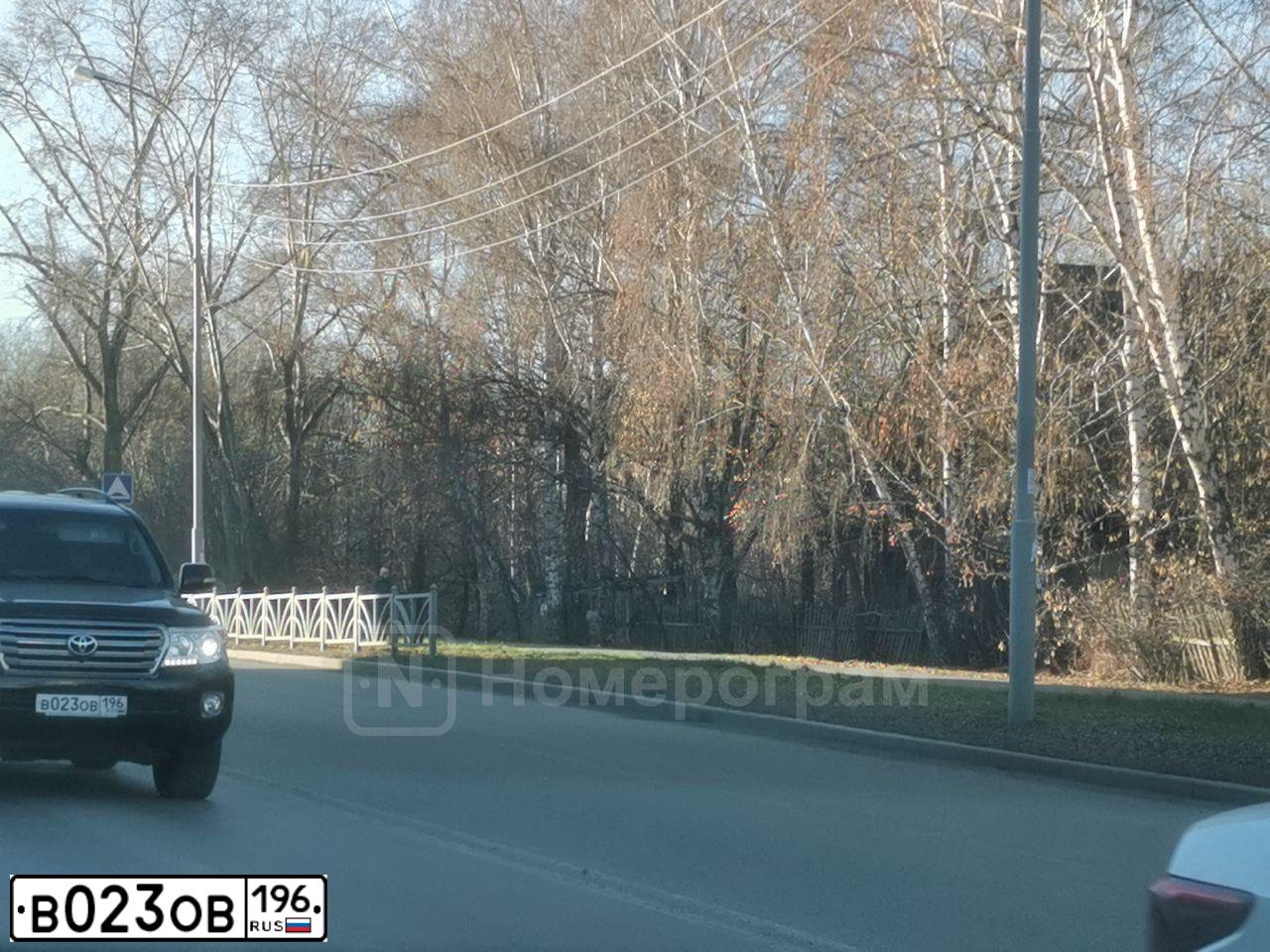 Фото автомобиля TOYOTA LANDCRUISER 200, 2014 — госномер В023ОВ196. Цвет: ЧЕРНЫЙ