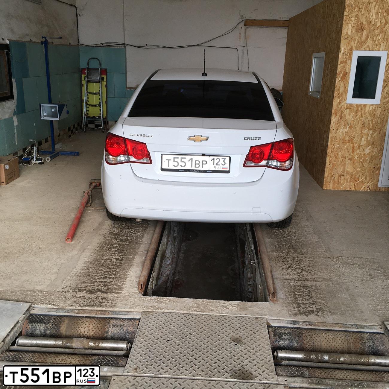 Фото автомобиля CHEVROLET CRUZE, 2010 — госномер М138НР82. Цвет: Белый