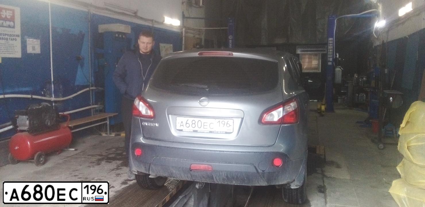 Фото автомобиля NISSAN QASHQAI, 2013 — госномер Т609НМ196. Цвет: СЕРЫЙ