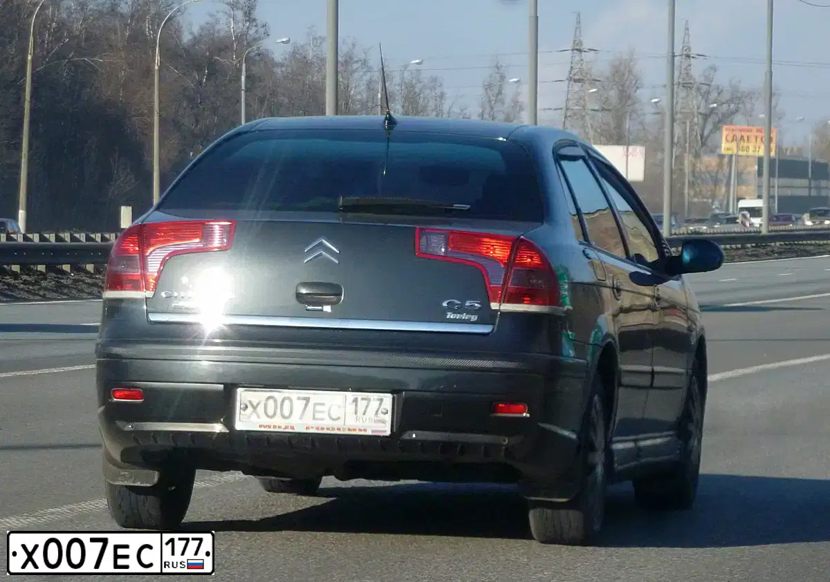 Фото автомобиля JEEP GRAND CHEROKEE, 2013 — госномер Х007ЕС177. Цвет: ЧЕРНЫЙ