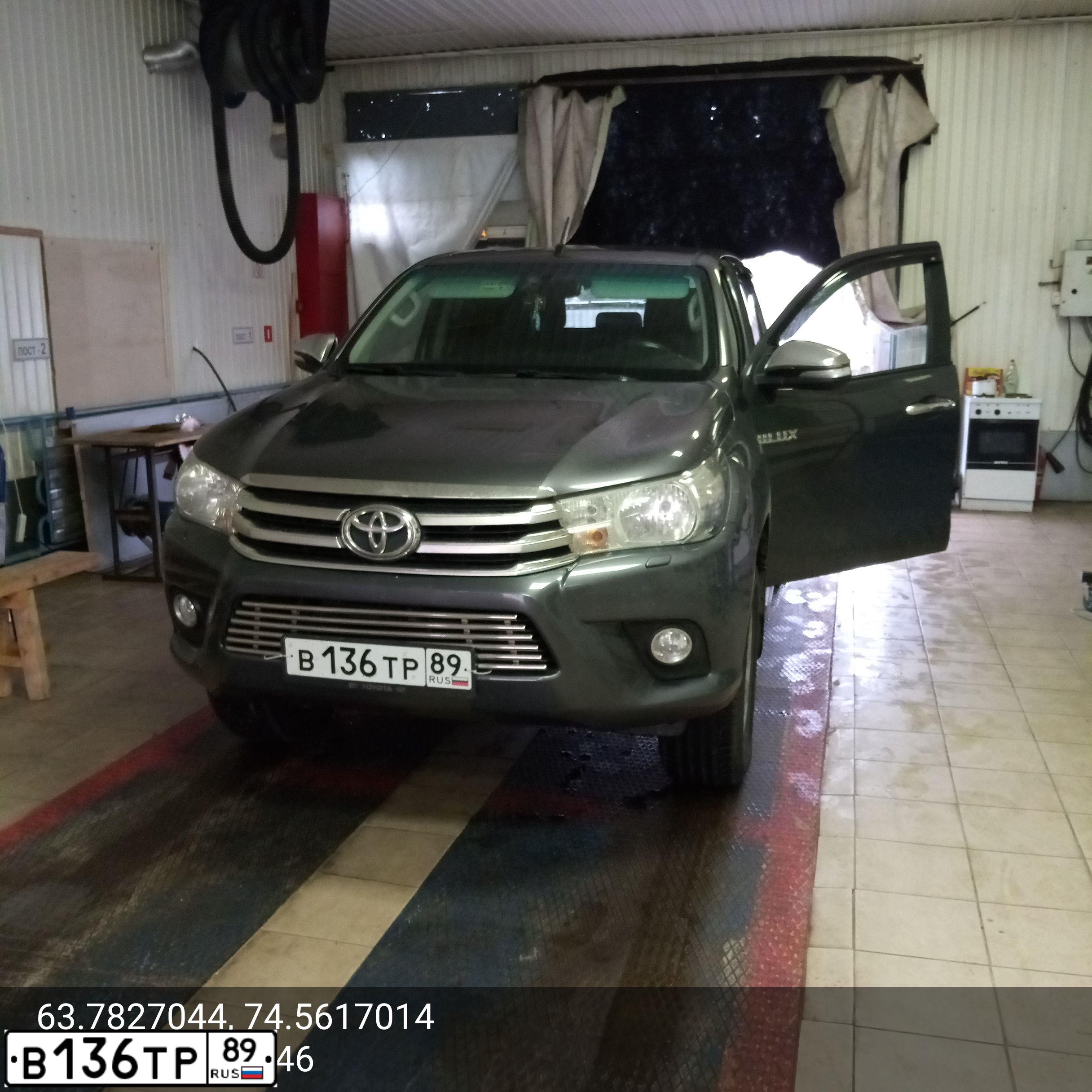 Фото автомобиля TOYOTA HILUX, 2015 — госномер В136ТР89. Цвет: СЕРЫЙ