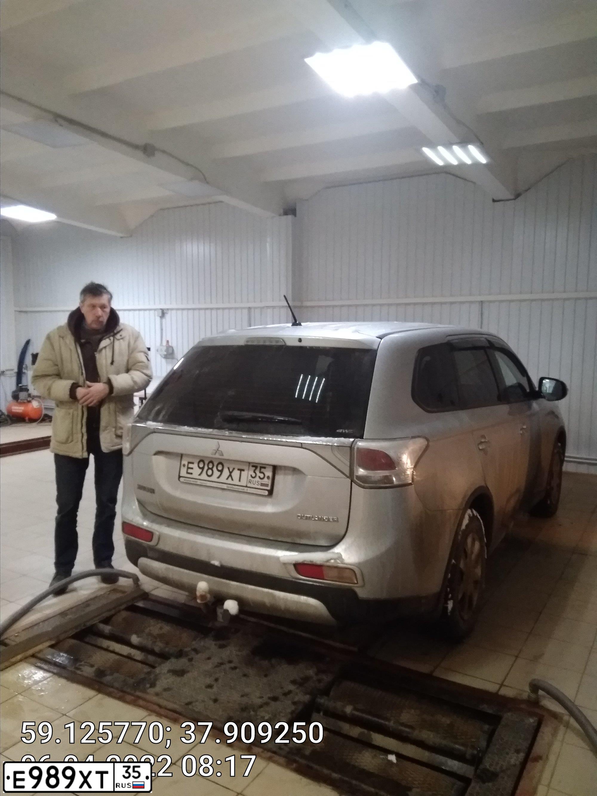 Фото автомобиля VOLKSWAGEN POLO, 2015 — госномер У035ВЕ35. Цвет: Серебристый