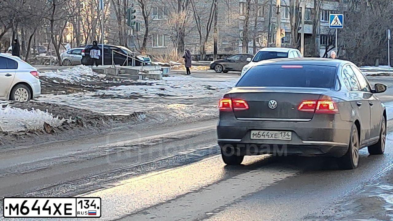 Фото автомобиля VOLKSWAGEN PASSAT, 2012 — госномер М644ХЕ134. Цвет: Коричневый