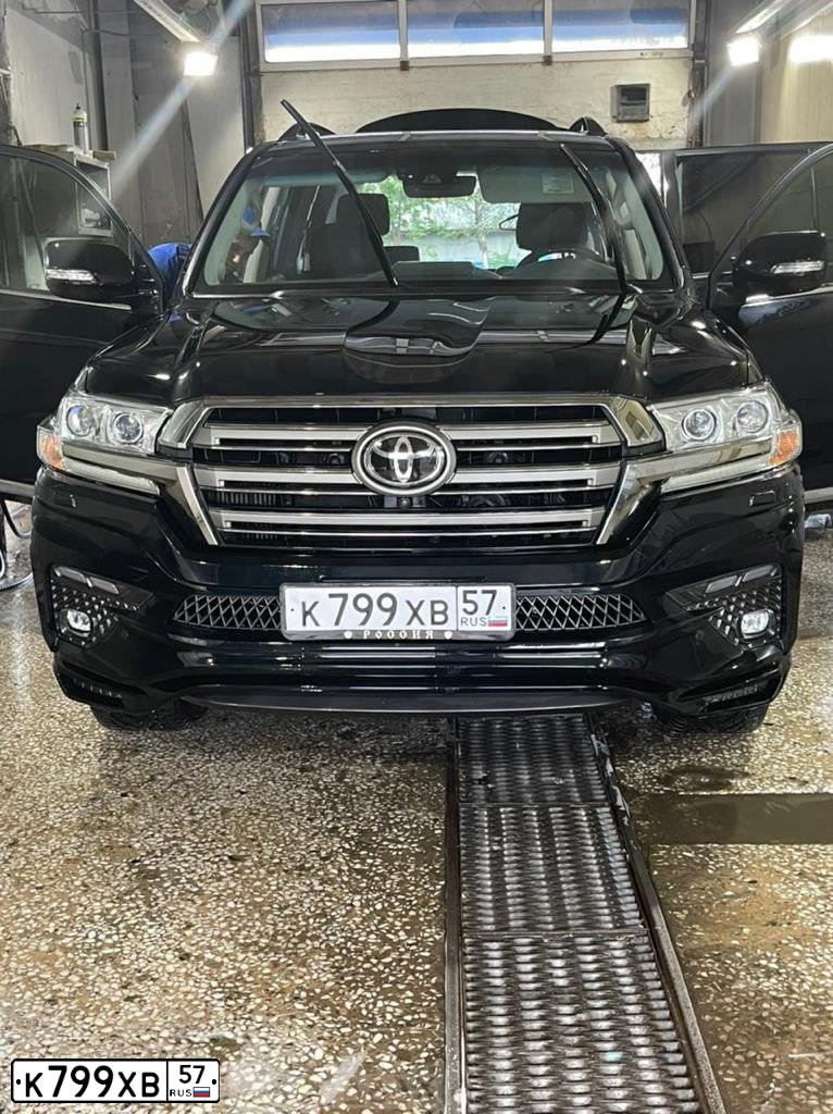 Фото автомобиля TOYOTA LANDCRUISER 200, 2016 — госномер К799ХВ57. Цвет: ЧЕРНЫЙ