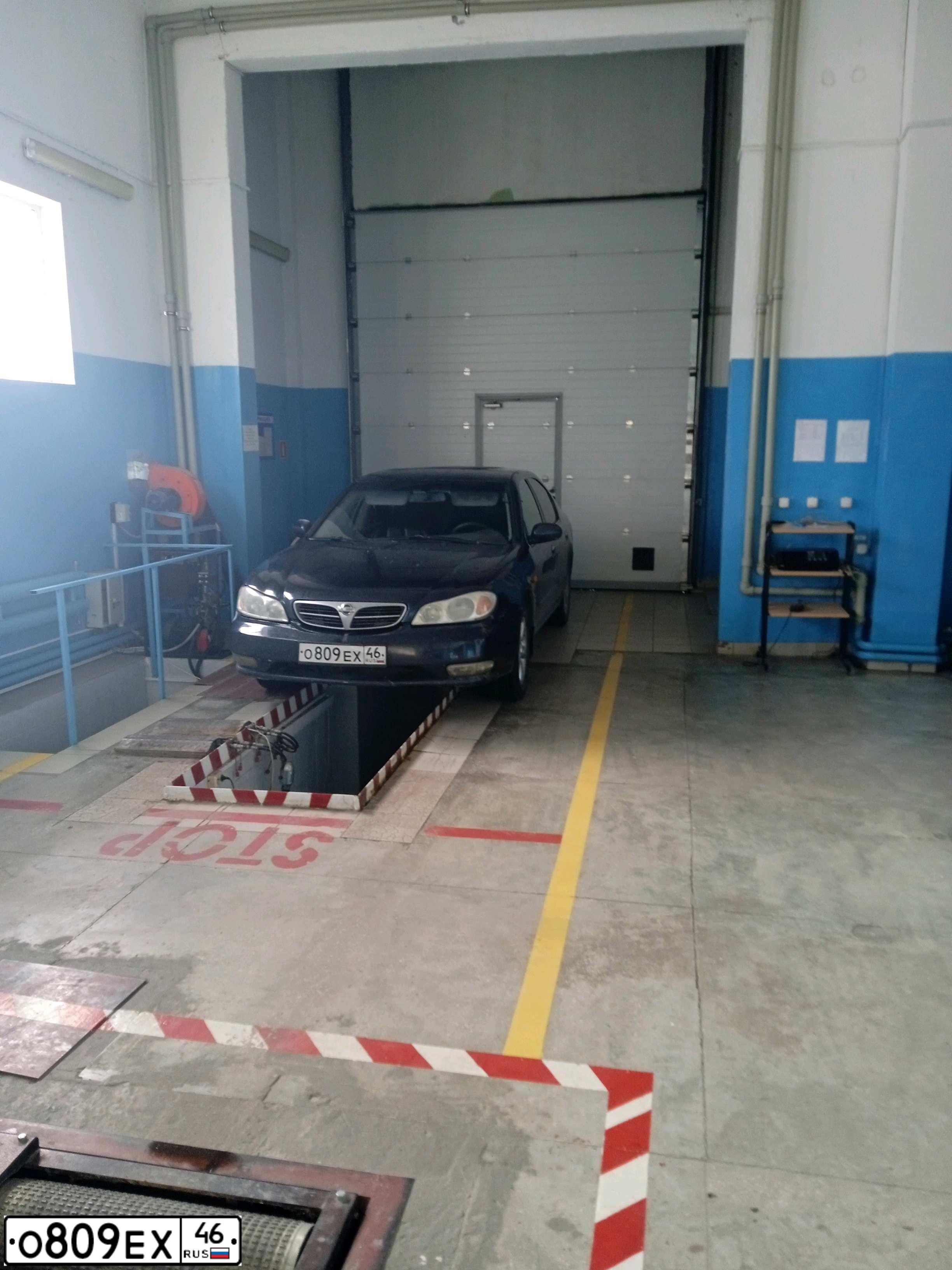 Фото автомобиля NISSAN MAXIMA, 2000 — госномер О809ЕХ46. Цвет: синий