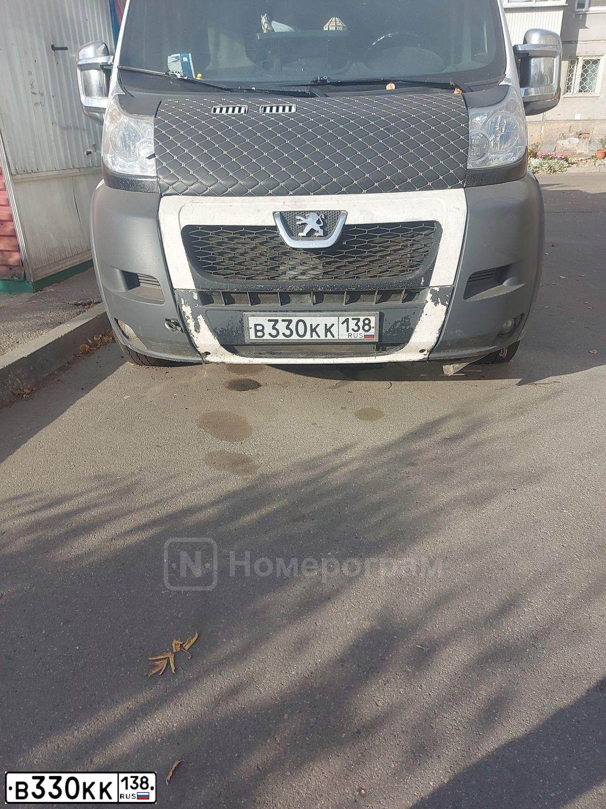 Фото автомобиля PEUGEOT BOXER, 2012 — госномер В330КК138. Цвет: Белый