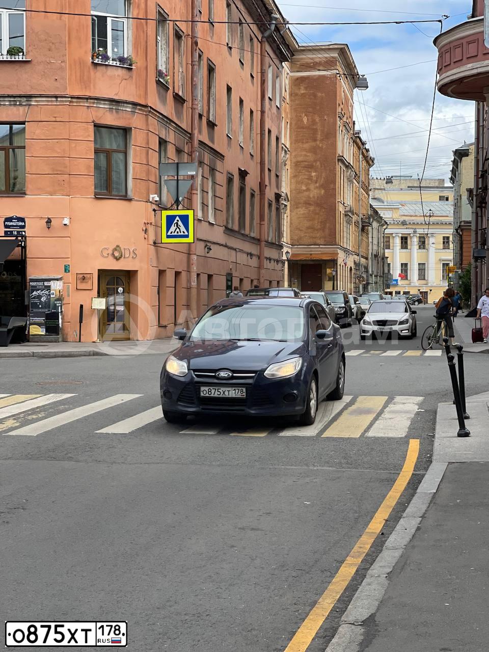 Фото автомобиля FORD FOCUS, 2013 — госномер О875ХТ178. Цвет: ТЕМНО-СИНИЙ