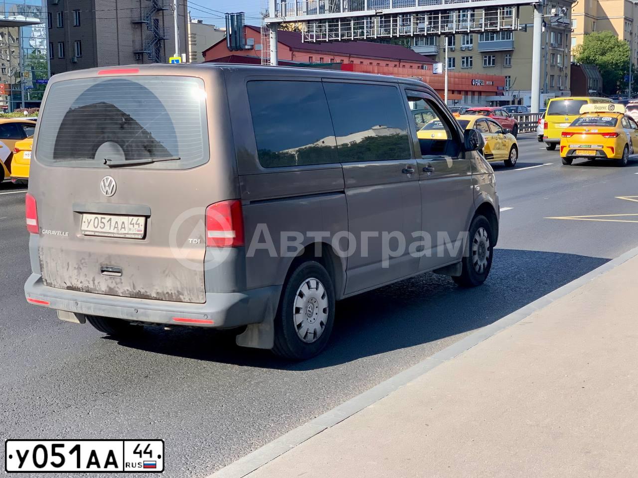 Фото автомобиля VOLKSWAGEN CARAVELLE, 2013 — госномер У051АА44. Цвет: КОРИЧНЕВЫЙ