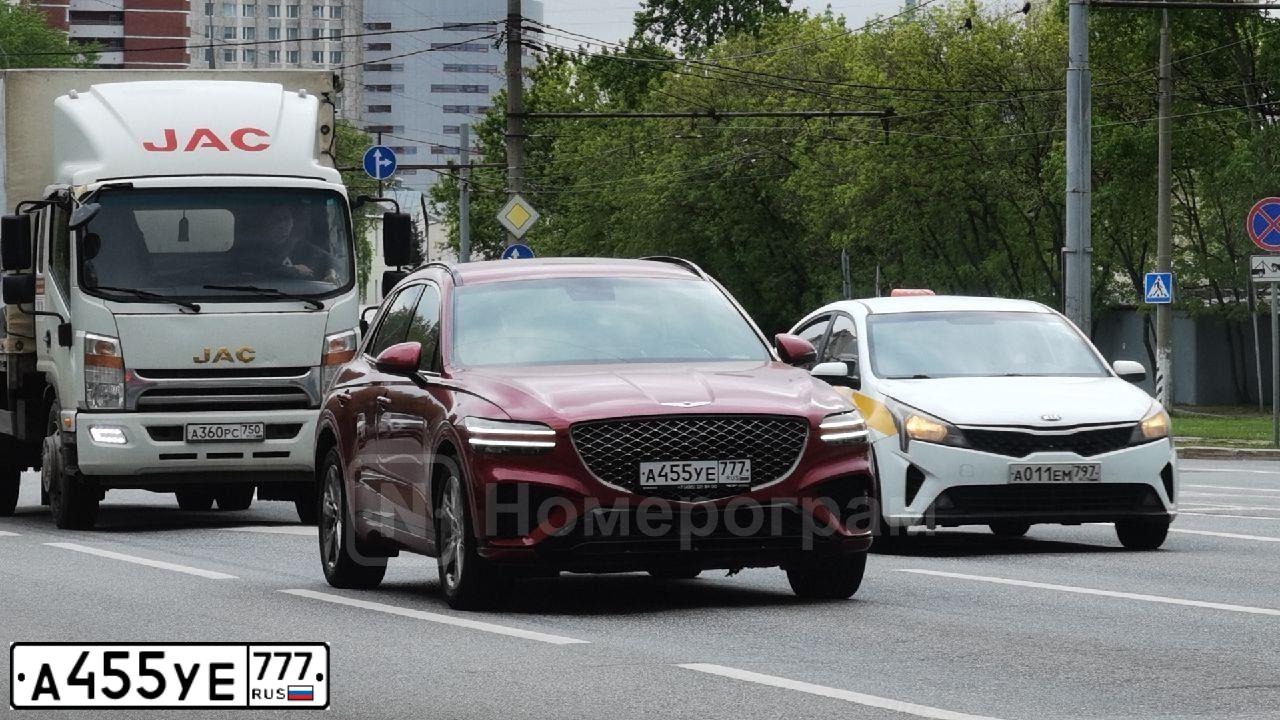 Фото автомобиля HYUNDAI SANTA FE, 2016 — госномер А455УЕ777. Цвет: Красный