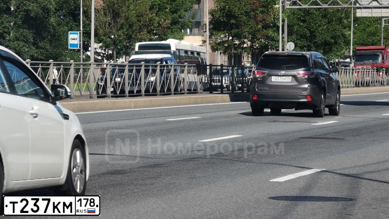 Фото автомобиля TOYOTA HIGHLANDER, 2014 — госномер Т237КМ178. Цвет: СЕРЫЙ