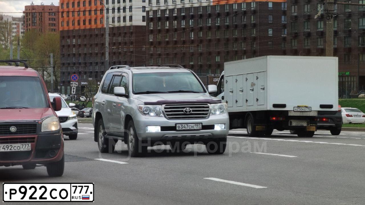 Фото автомобиля LEXUS RX, 2001 — госномер О400КА150. Цвет: ЗОЛОТИСТЫЙ