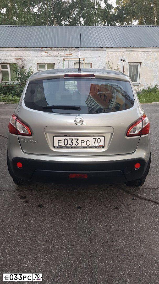 Фото автомобиля NISSAN QASHQAI, 2012 — госномер Е033РС70. Цвет: СЕРЕБРИСТЫЙ