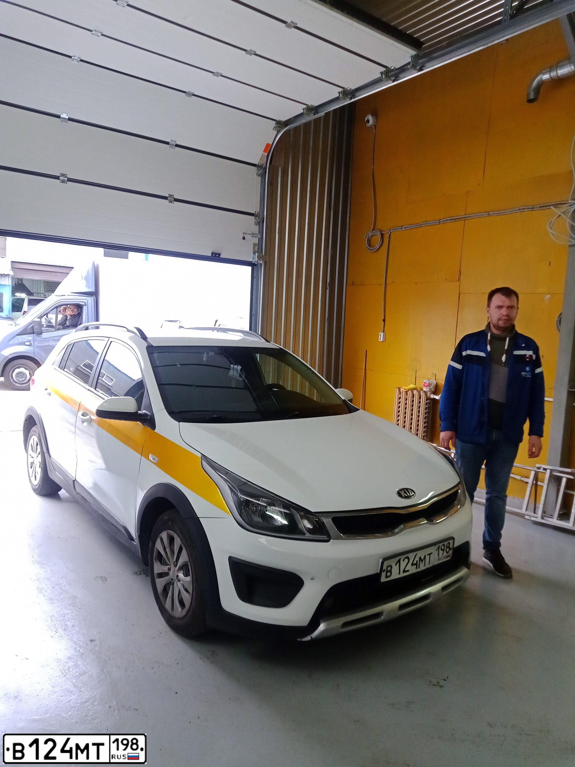 Фото автомобиля KIA RIO, 2018 — госномер В124МТ198. Цвет: БЕЛЫЙ