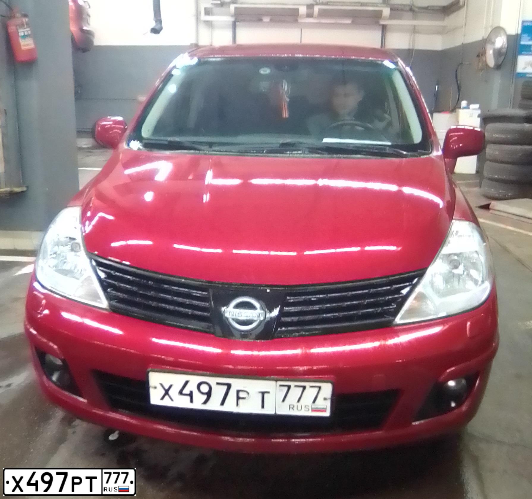 Фото автомобиля NISSAN TIIDA, 2008 — госномер Р952КА977. Цвет: Красный