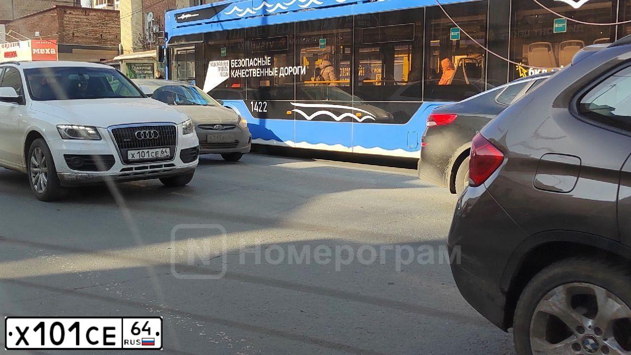 Фото автомобиля AUDI Q5, 2011 — госномер Е444КВ64. Цвет: Белый