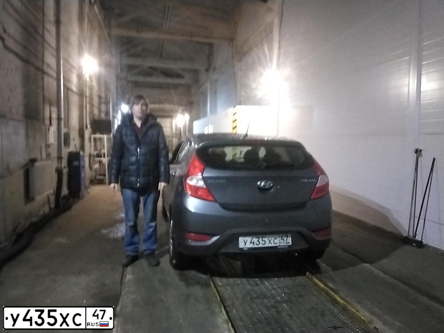 Фото автомобиля HYUNDAI SOLARIS, 2012 — госномер У435ХС47. Цвет: ЧЕРНО-СЕРЫЙ