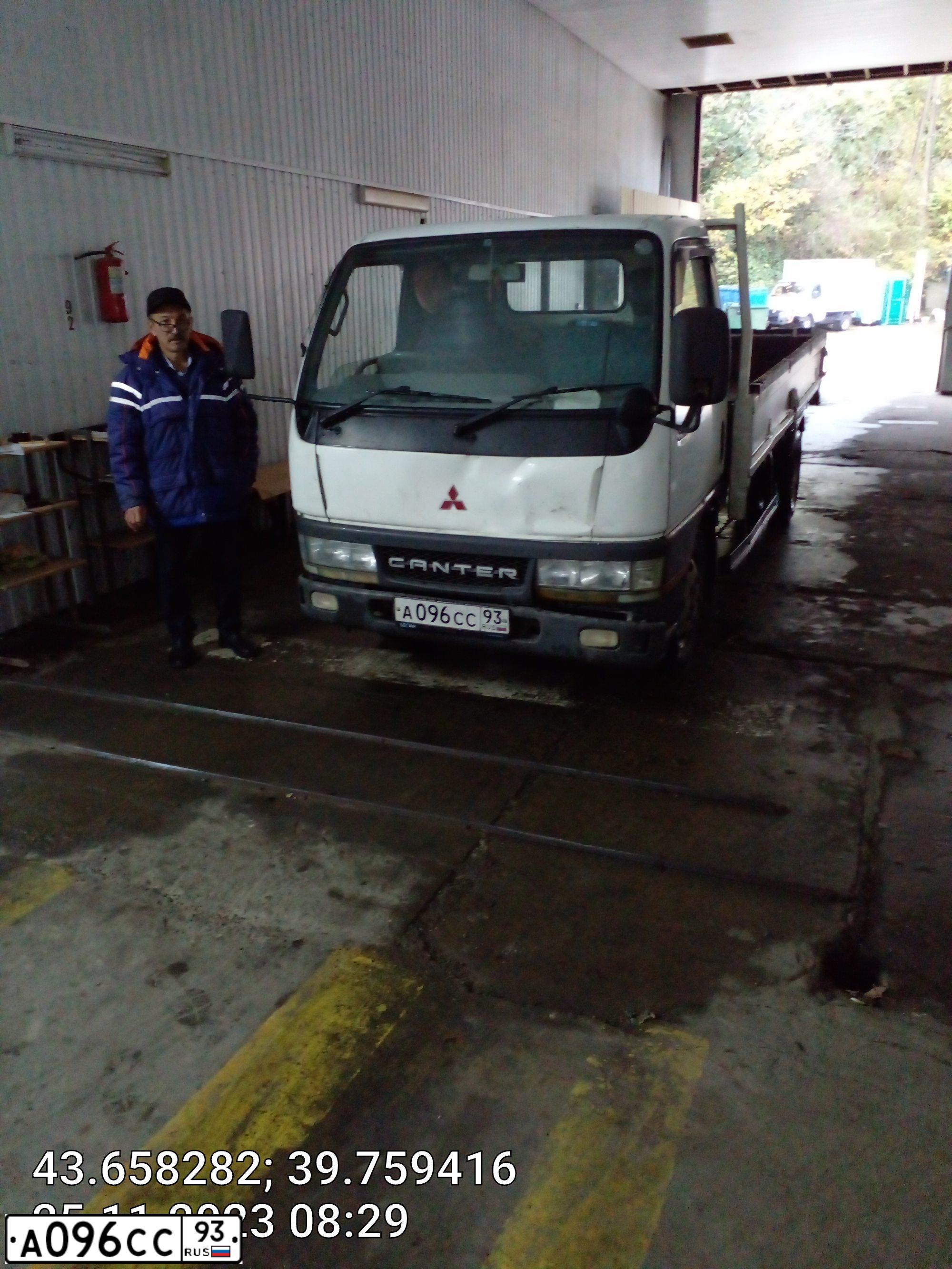 Фото автомобиля MITSUBISHI GALANT, 2000 — госномер М512АА13. Цвет: синий