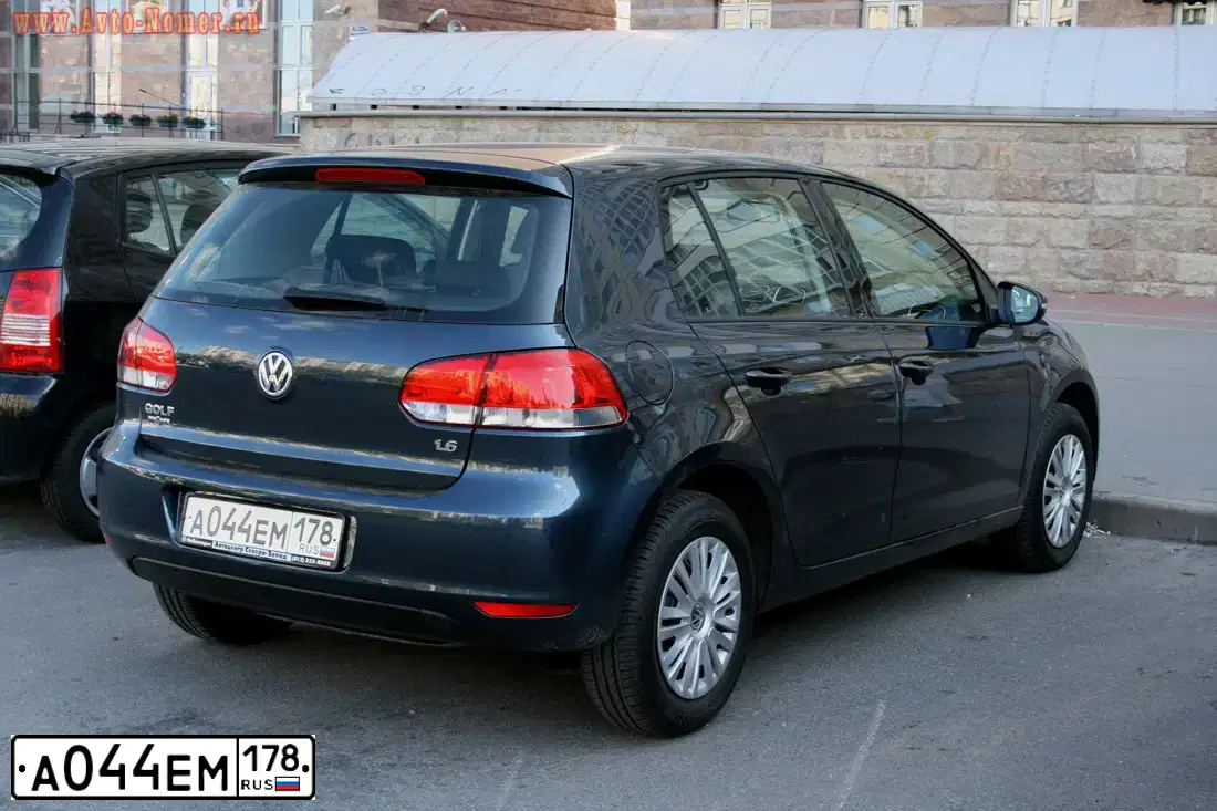 Фото автомобиля VOLKSWAGEN GOLF, 2010 — госномер А044ЕМ178. Цвет: СЕРО-СИНИЙ