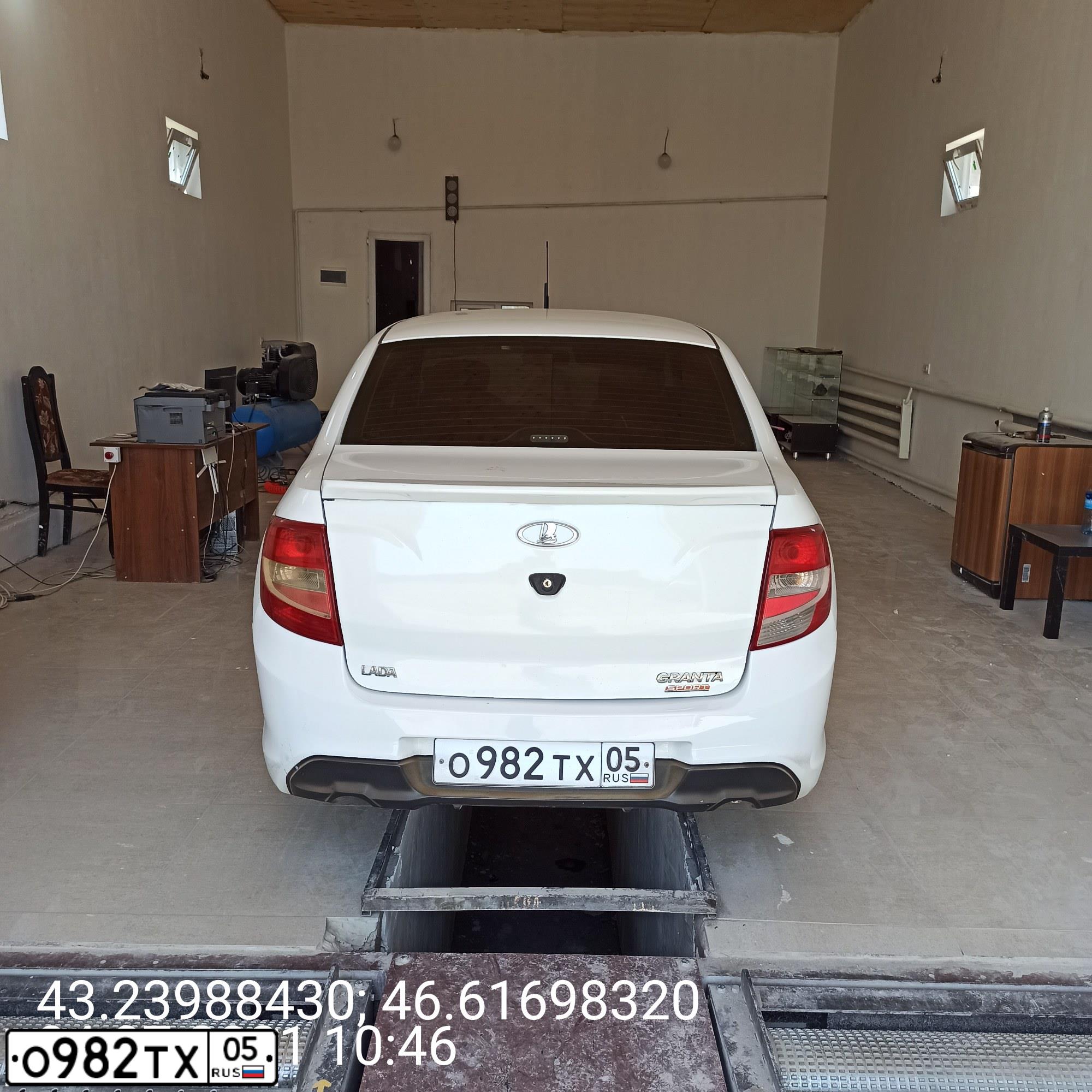 Фото автомобиля LADA 2190 GRANTA, 2012 — госномер У807РН05. Цвет: Белый