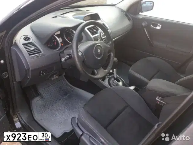 Фото автомобиля RENAULT MEGANE, 2008 — госномер Х923ЕО30. Цвет: ЧЕРНЫЙ