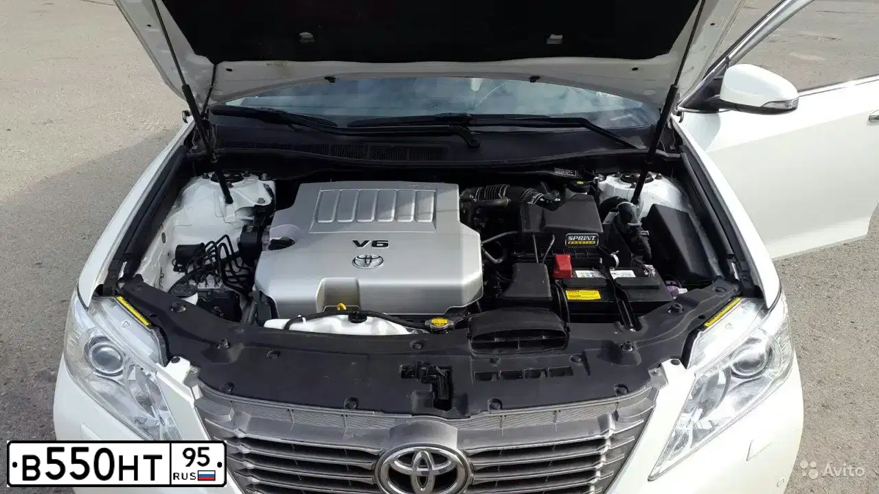 Фото автомобиля TOYOTA CAMRY, 2014 — госномер Т352АТ05. Цвет: БЕЛЫЙ ПЕРЛАМУТР