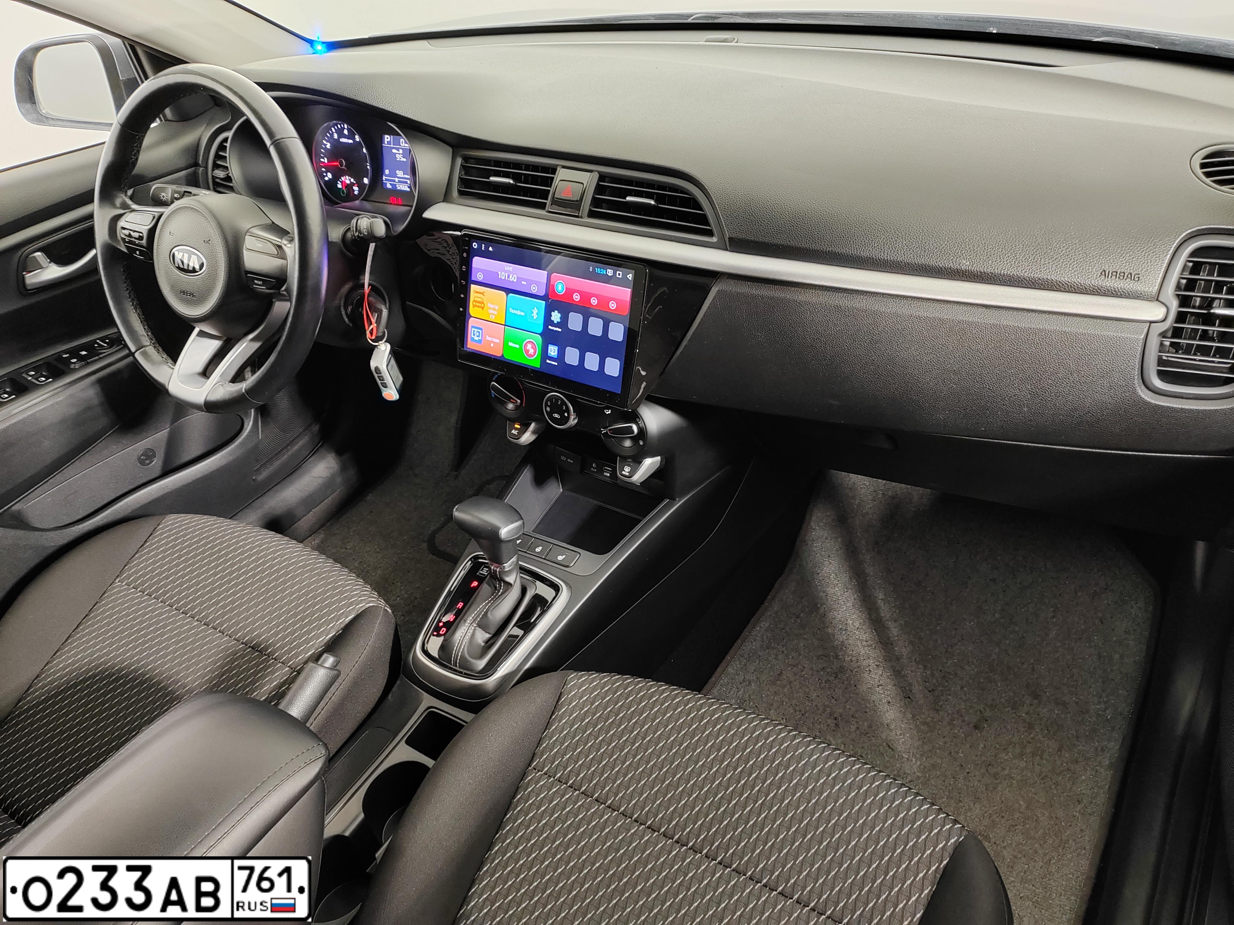 Фото автомобиля KIA RIO, 2018 — госномер О233АВ761. Цвет: Серый