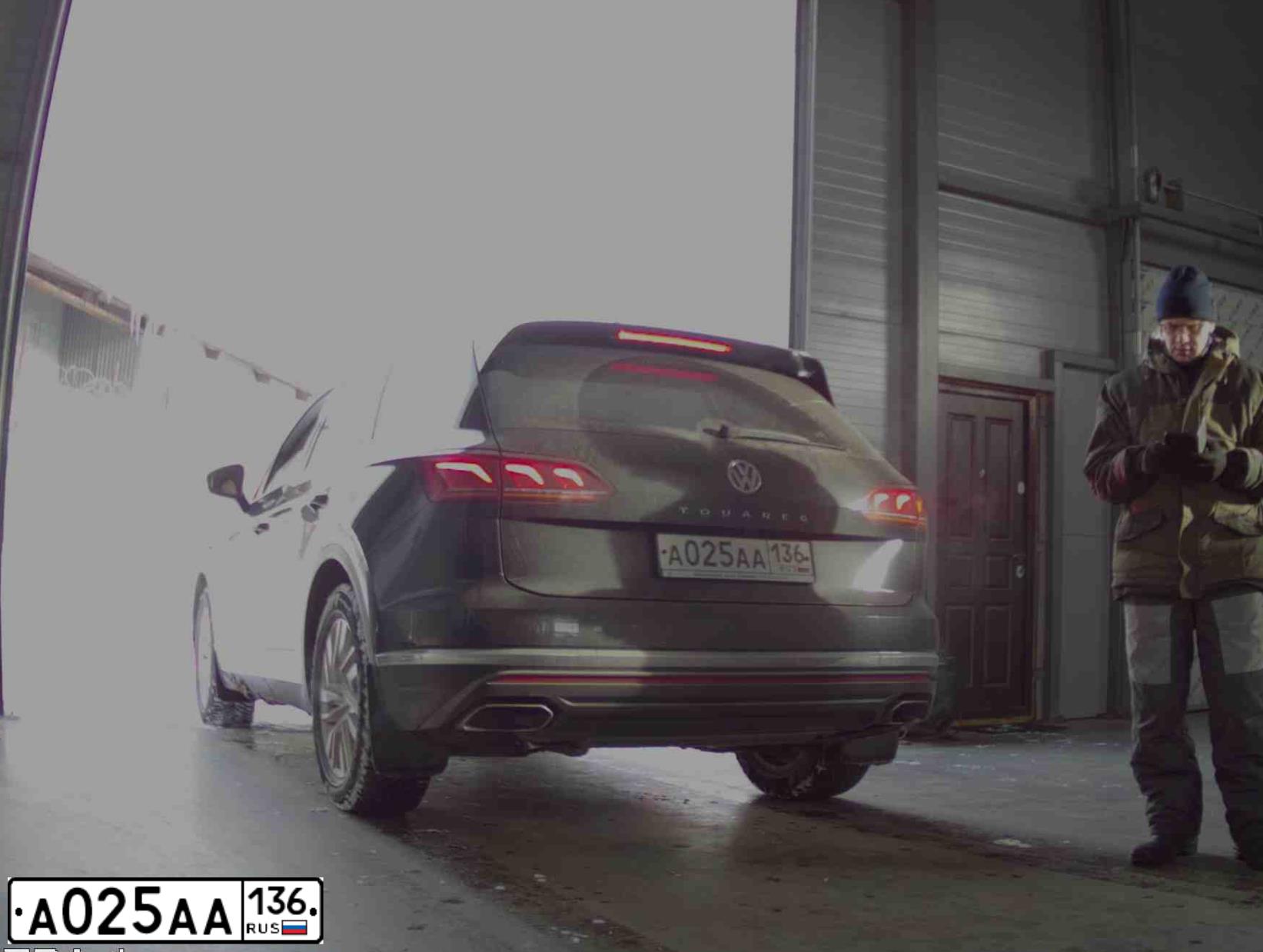 Фото автомобиля VOLKSWAGEN TOUAREG, 2018 — госномер А025АА136. Цвет: ЧЕРНЫЙ