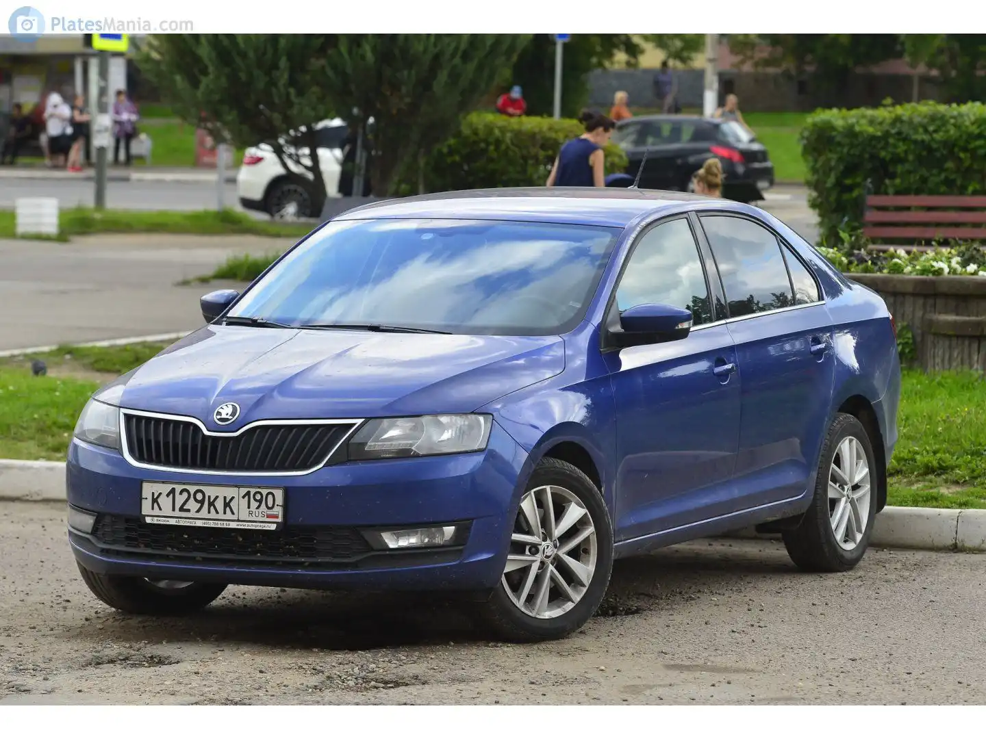 Фото автомобиля SKODA RAPID, 2017 — госномер К129КК190. Цвет: ЯРКО-СИНИЙ