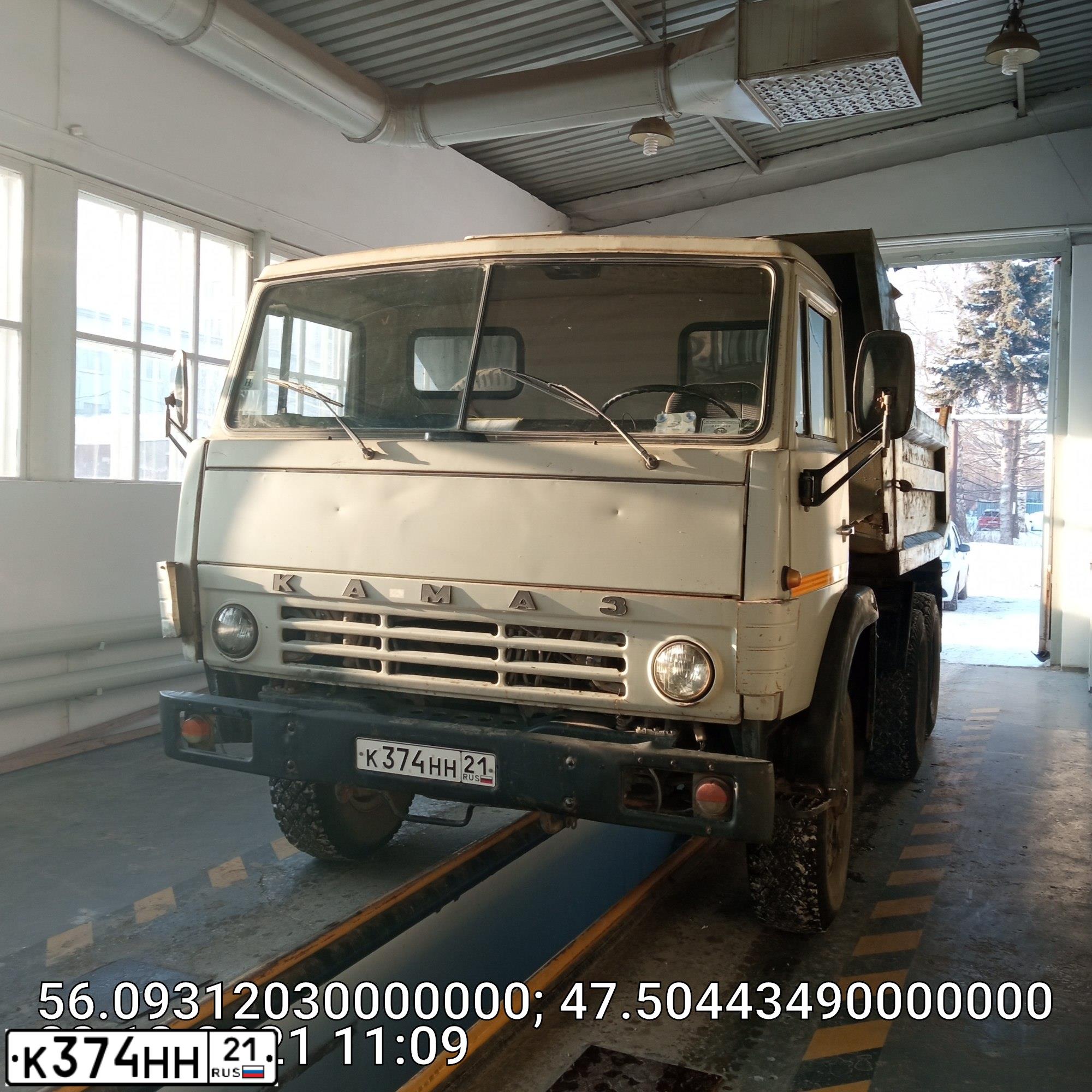 Фото автомобиля KAMAZ Z 55111 6X4, 1995 — госномер К374НН21. Цвет: СВЕТЛО-ДЫМЧАТЫЙ