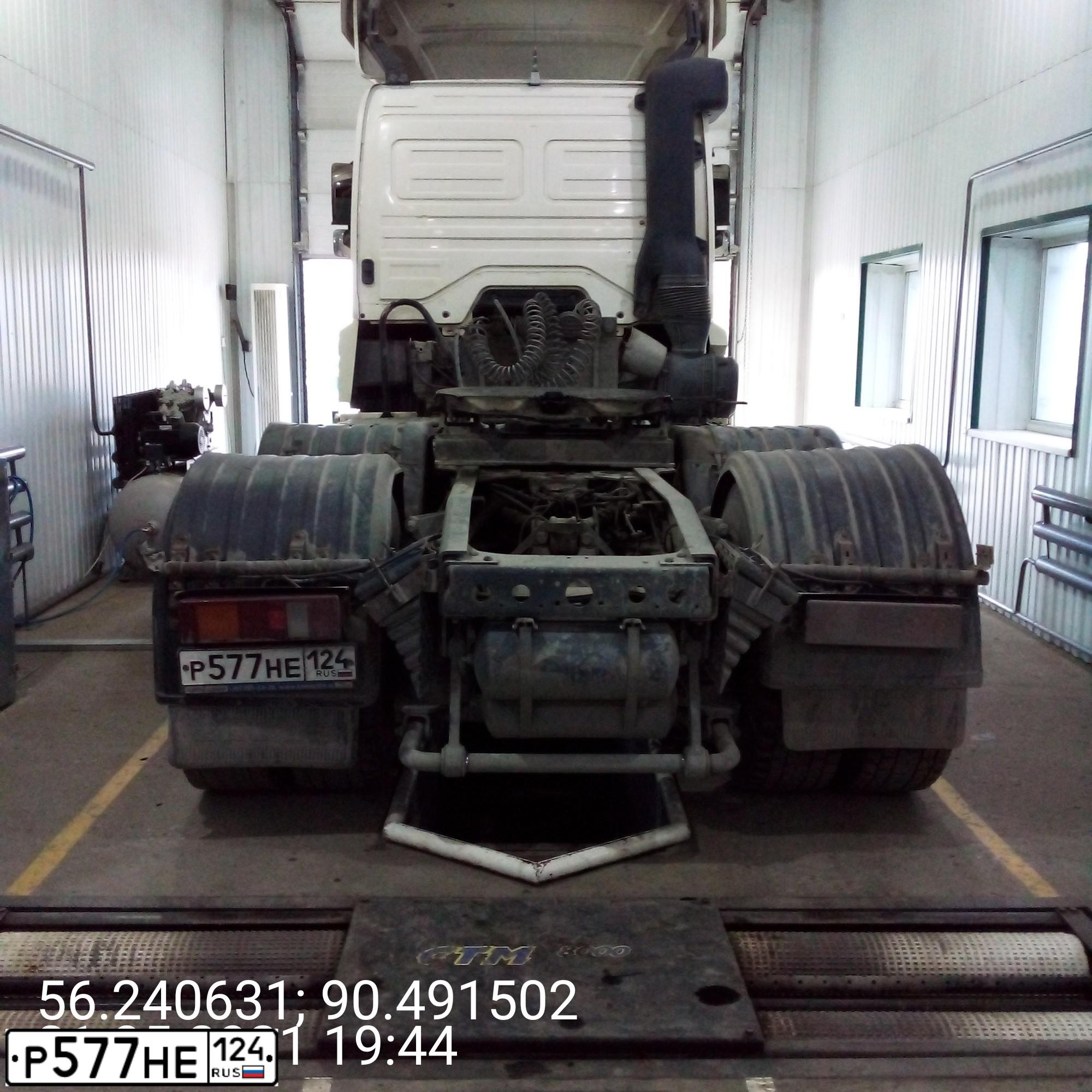 Фото автомобиля KAMAZ 6520 /6X4/, 2016 — госномер Р577НЕ124. Цвет: Белый