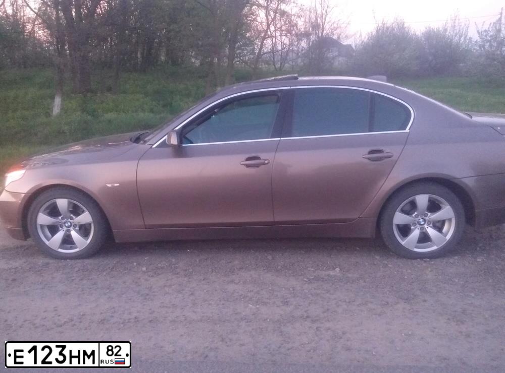 Фото автомобиля BMW SERIE 5, 2006 — госномер У422ТО48. Цвет: СЕРЫЙ