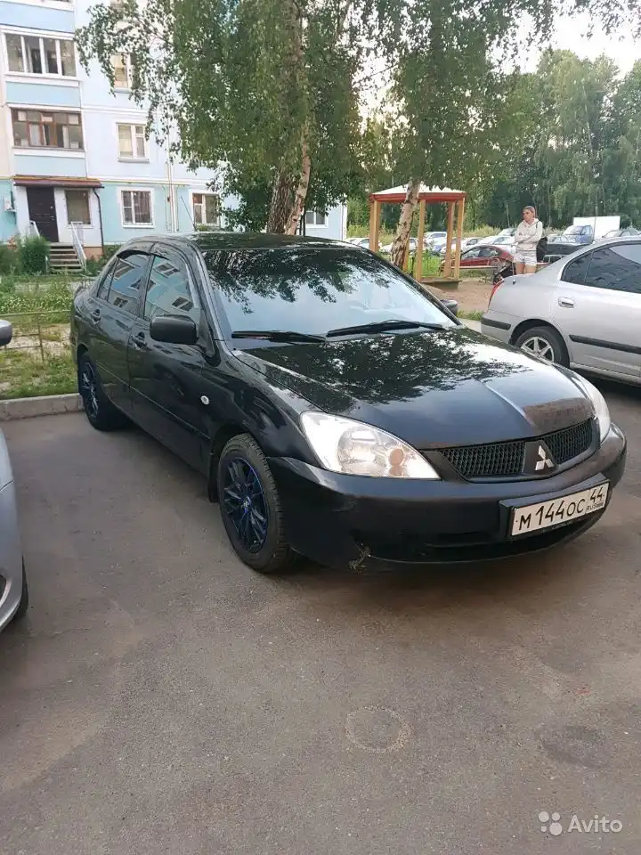 Фото автомобиля MITSUBISHI LANCER, 2006 — госномер О323ХС44. Цвет: ЧЕРНЫЙ