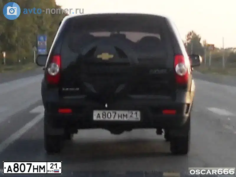 Фото автомобиля CHEVROLET NIVA, 2009 — госномер А807НМ21. Цвет: Черно-Синий Металлиик