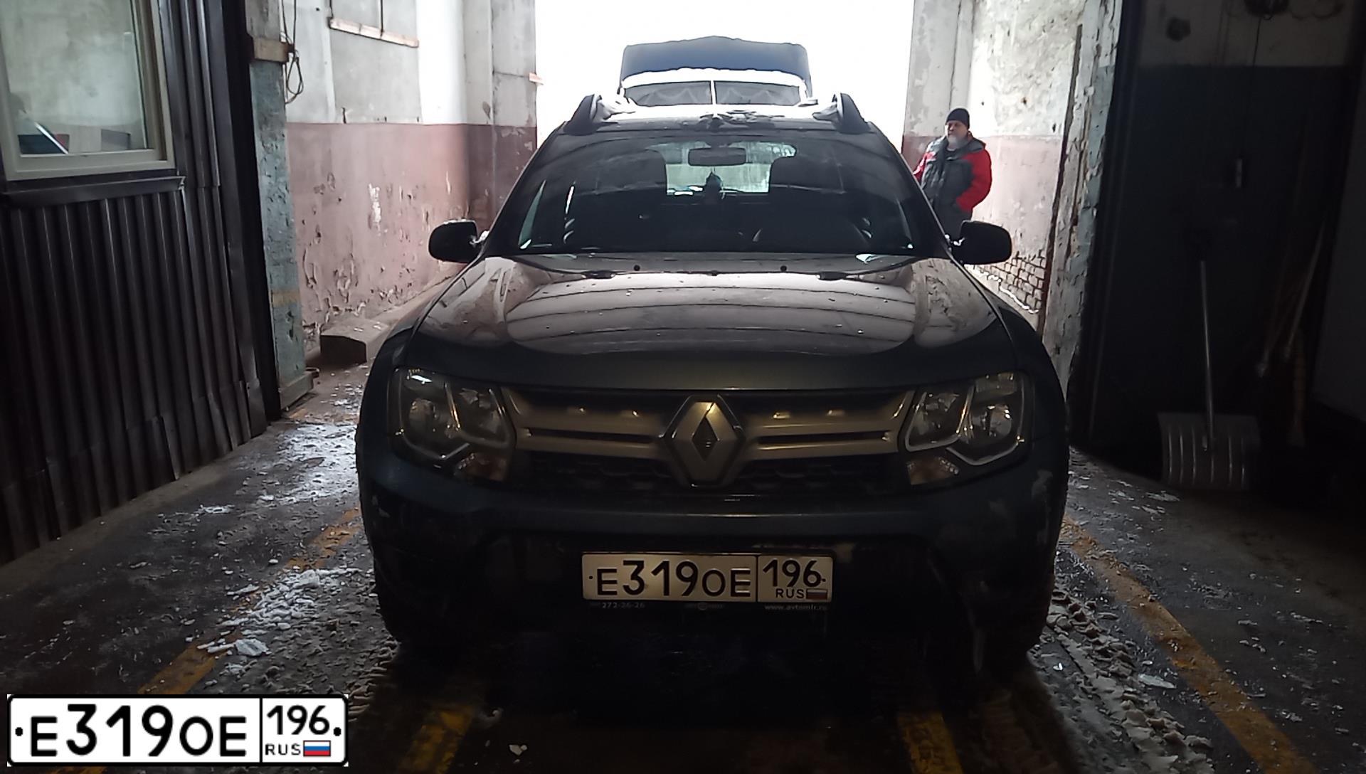 Фото автомобиля RENAULT DUSTER, 2016 — госномер Е319ОЕ196. Цвет: Синий