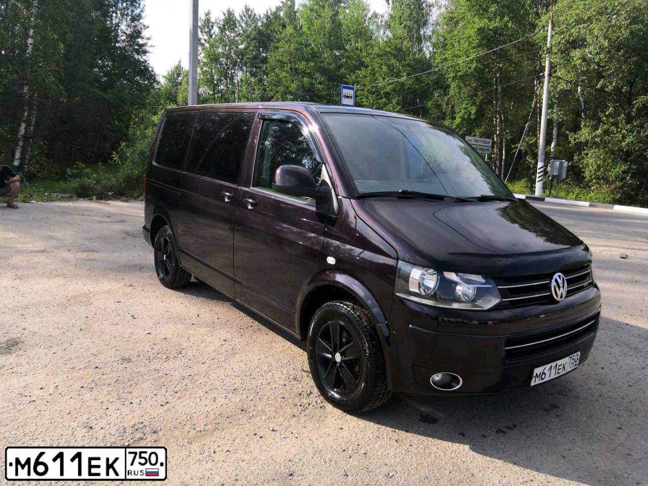 Фото автомобиля VOLKSWAGEN CARAVELLE, 2013 — госномер А576ХК43. Цвет: ТЕМНО-БОРДОВЫЙ