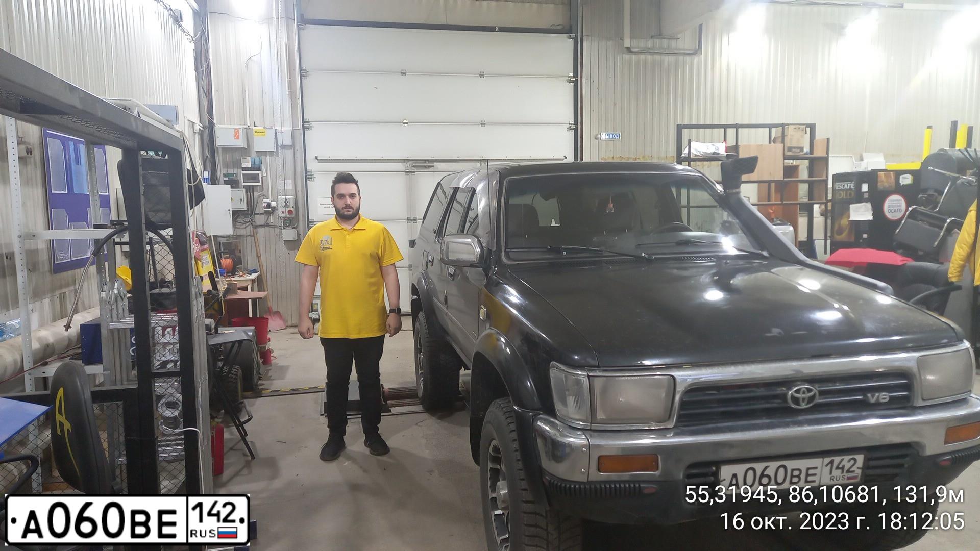 Фото автомобиля TOYOTA RUNNER, 1993 — госномер А060ВЕ142. Цвет: ЧЕРНЫЙ