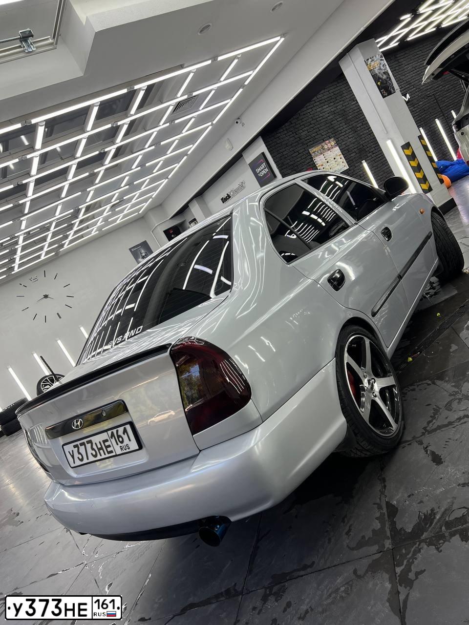 Фото автомобиля TAGAZ ACCENT, 2005 — госномер У373НЕ161. Цвет: Серебристый
